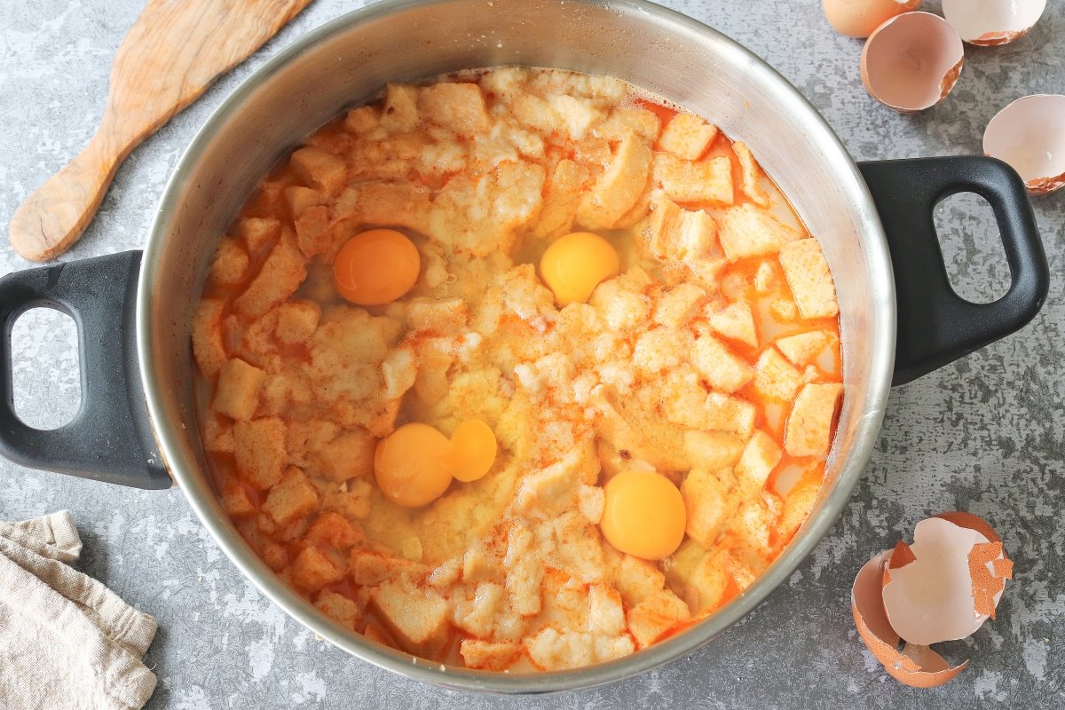 Añadir huevos sopa de ajo