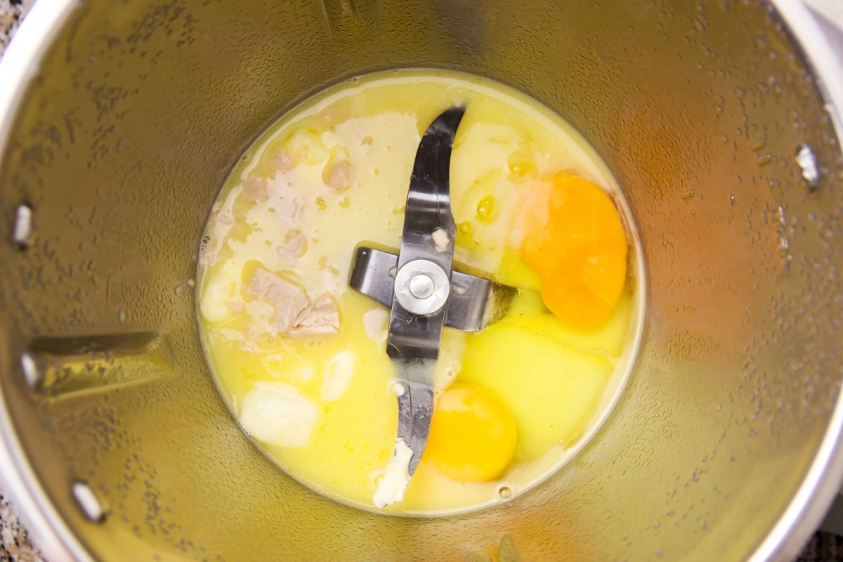 Añadir huevos y levadura a la masa del bollo de mantequilla de Bilbao