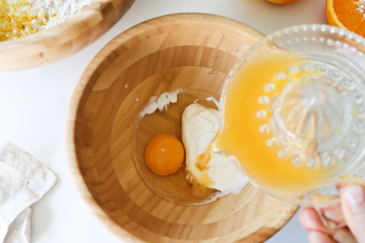 Añadir ingredientes líquidos rosquillas de naranja
