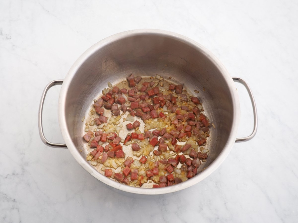 Añadir jamón serrano al sofrito