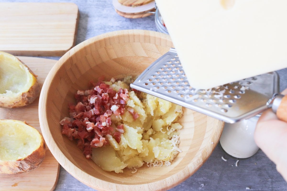 Añadir jamón y queso patatas rellenas de jamón y queso al horno