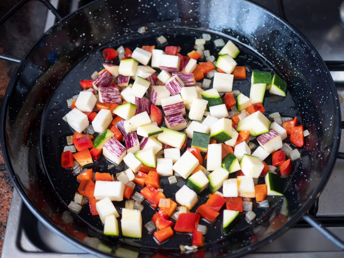 Fideuá de verduras 5 Añadir la berenjena y el calabacín para la fideuá de verduras
