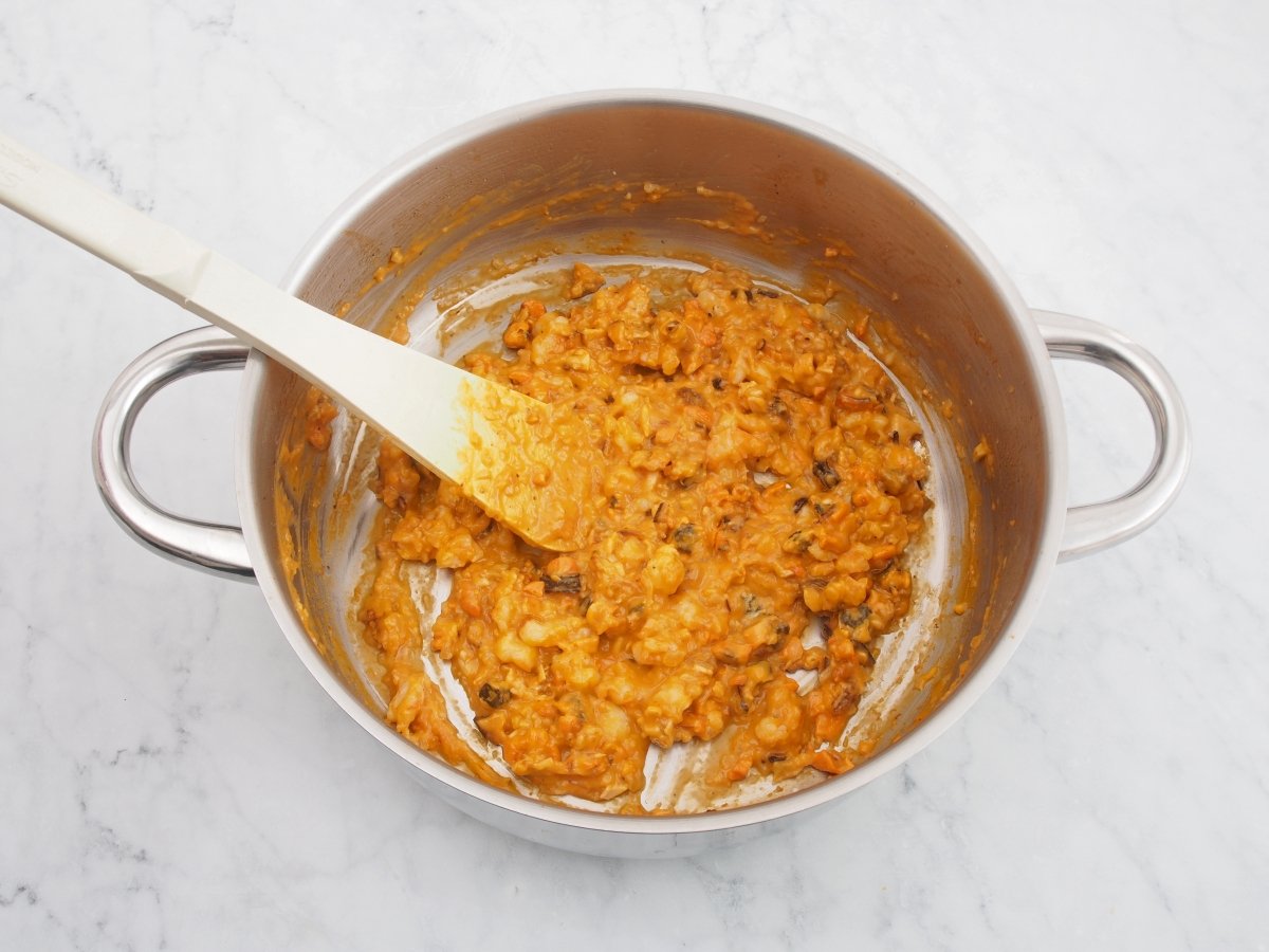 Añadir la carne de los mejillones para el relleno de los canelones de marisco