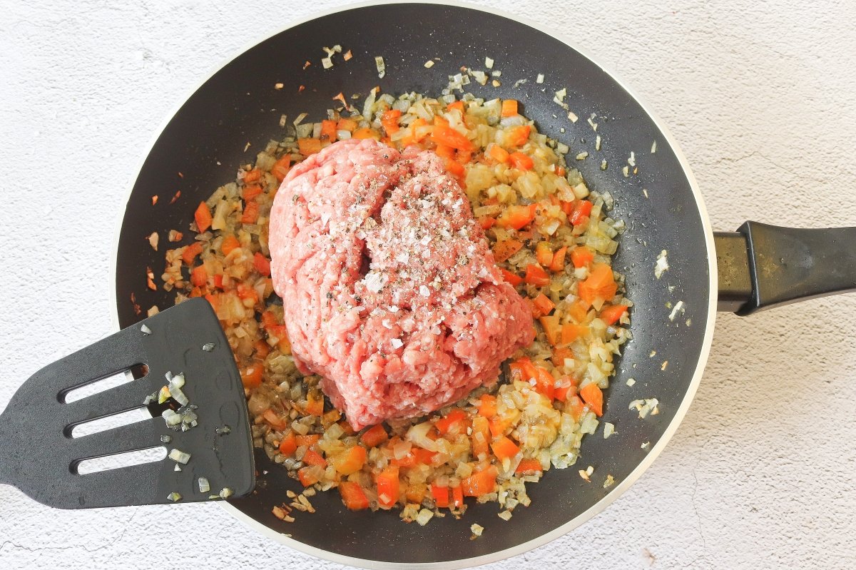 Añadir la carne picada a la boloñesa de la lasaña en freidora de aire