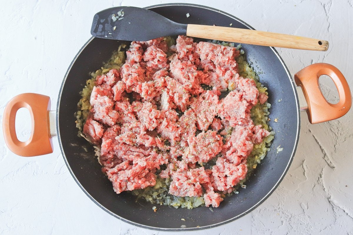 Añadir la carne picada a la lasaña sin gluten