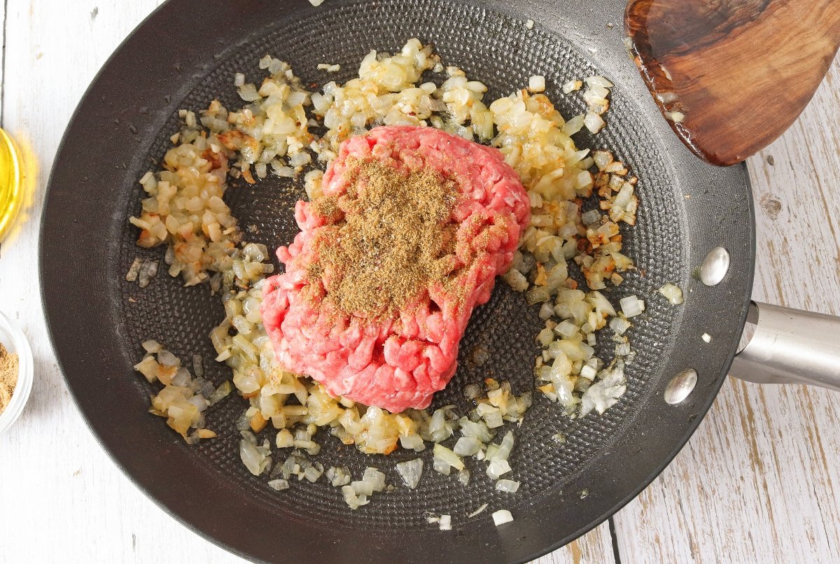 Añadir la carne picada al pastel de choclo