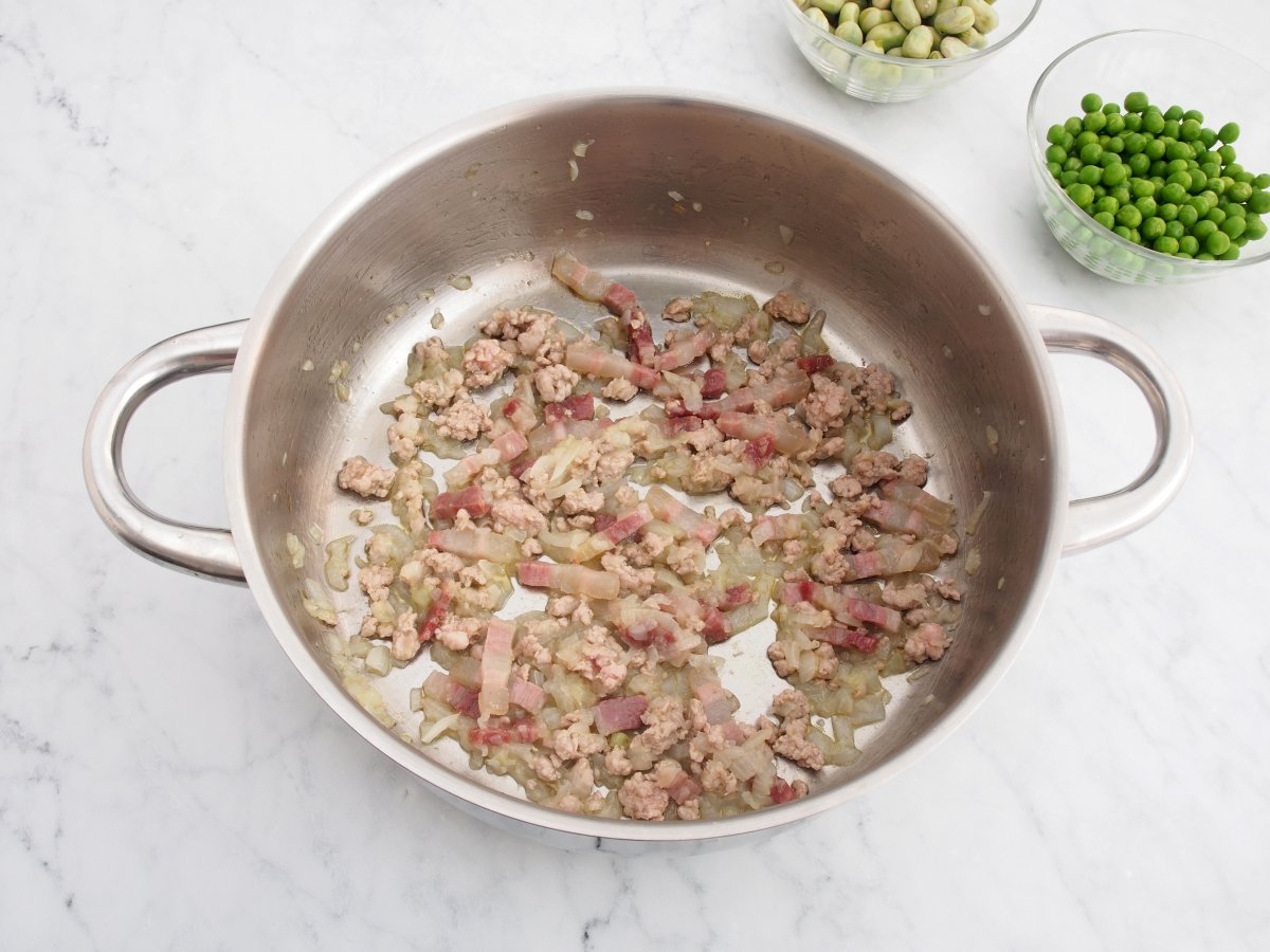 Añadir la carne picada al sofrito de la garmugia