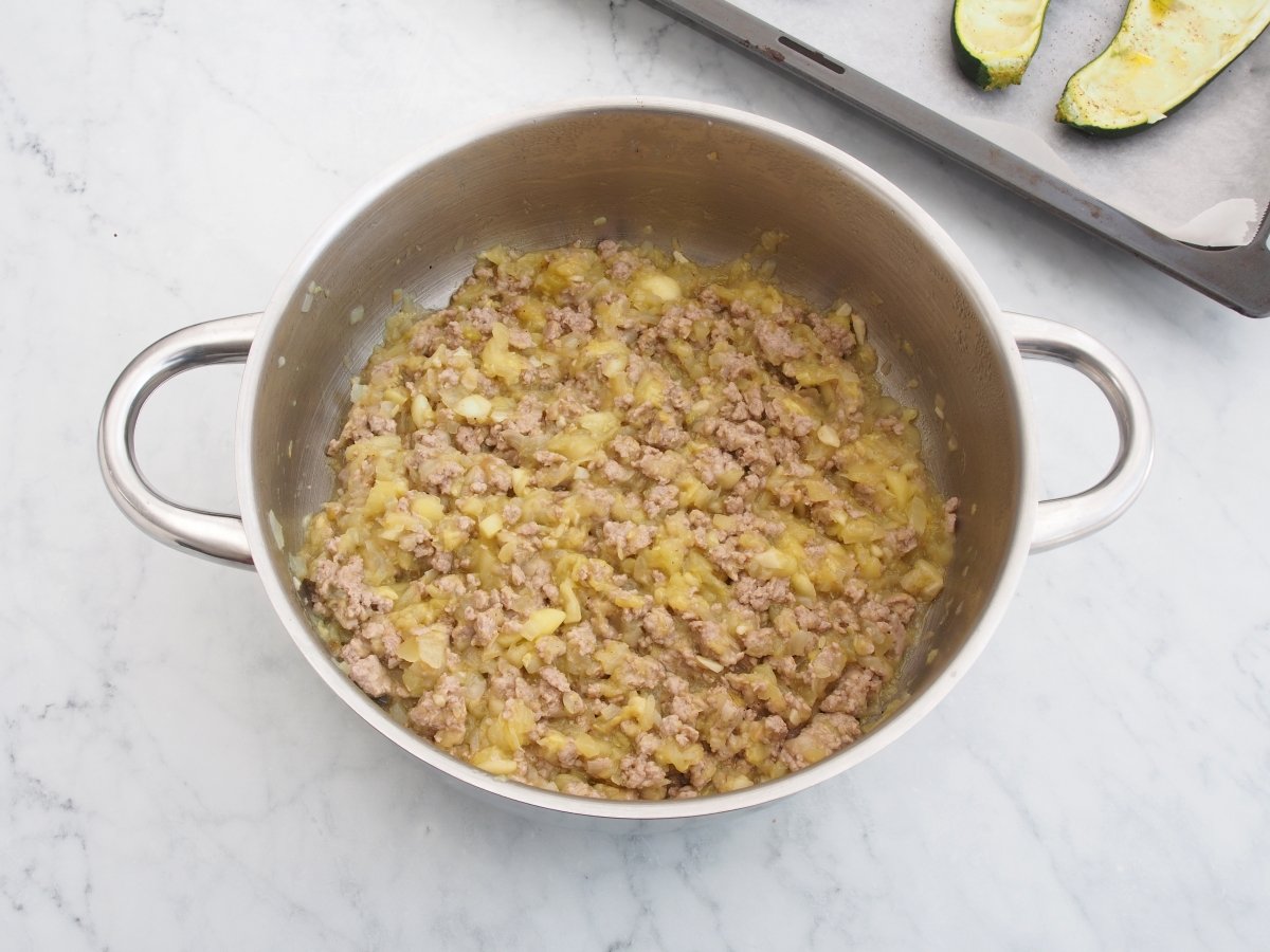 Añadir la carne picada al sofrito para los calabacines rellenos de carne