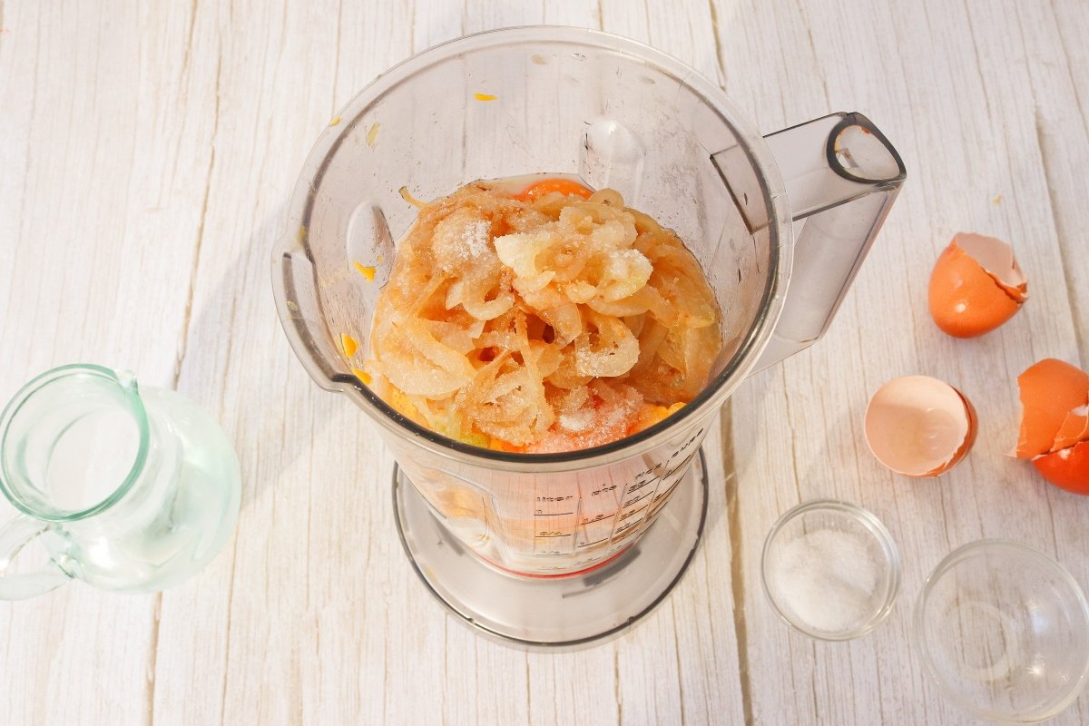 Añadir la cebolla frita a los ingredientes de la chipa guazú