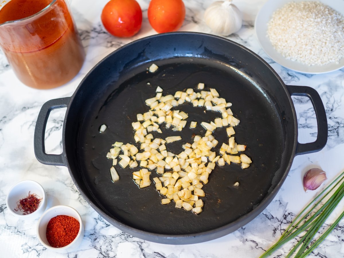 añadir la cebolla para el arroz con sepia y gambas