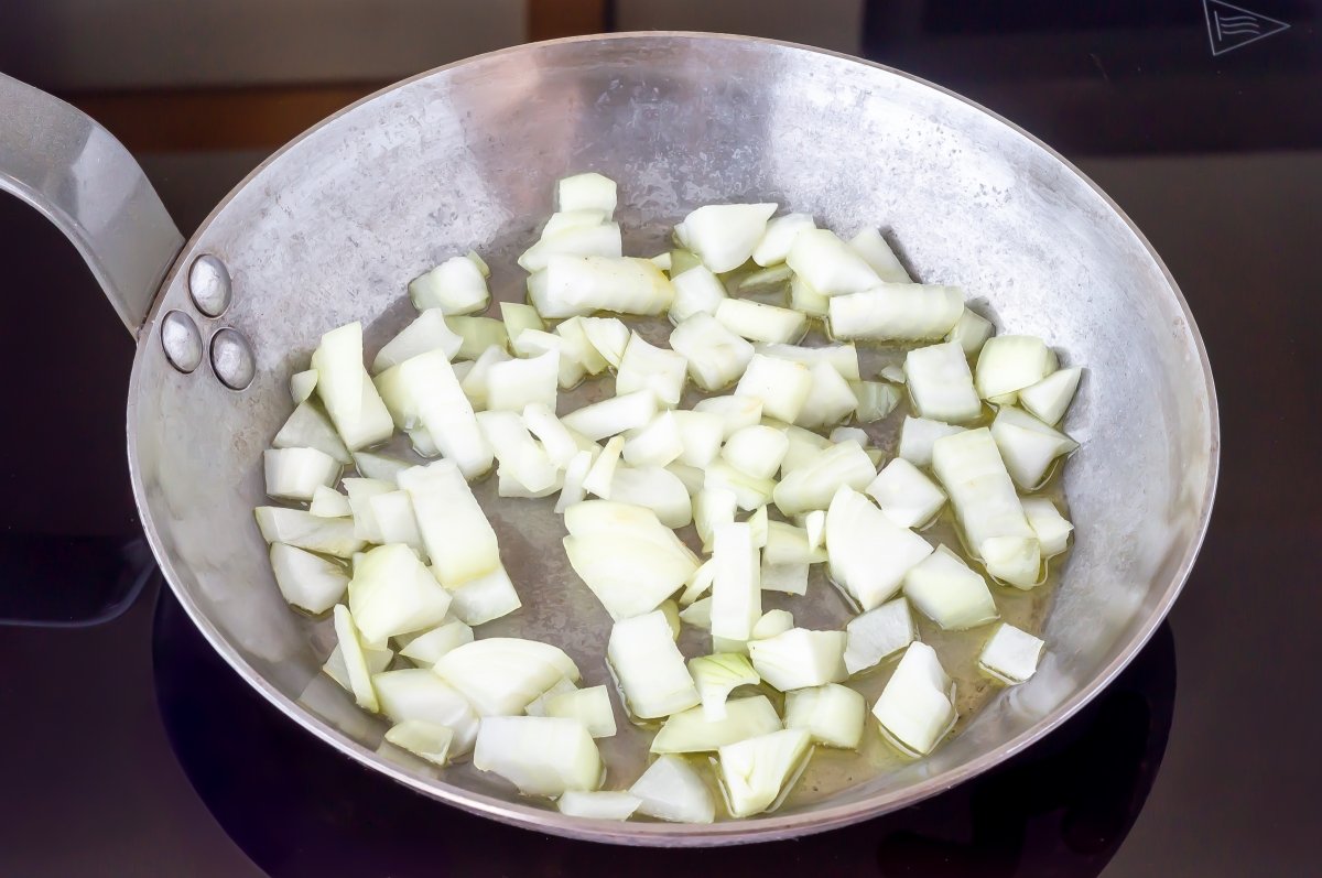 Añadir la cebolla para pocharla en el aceite caliente