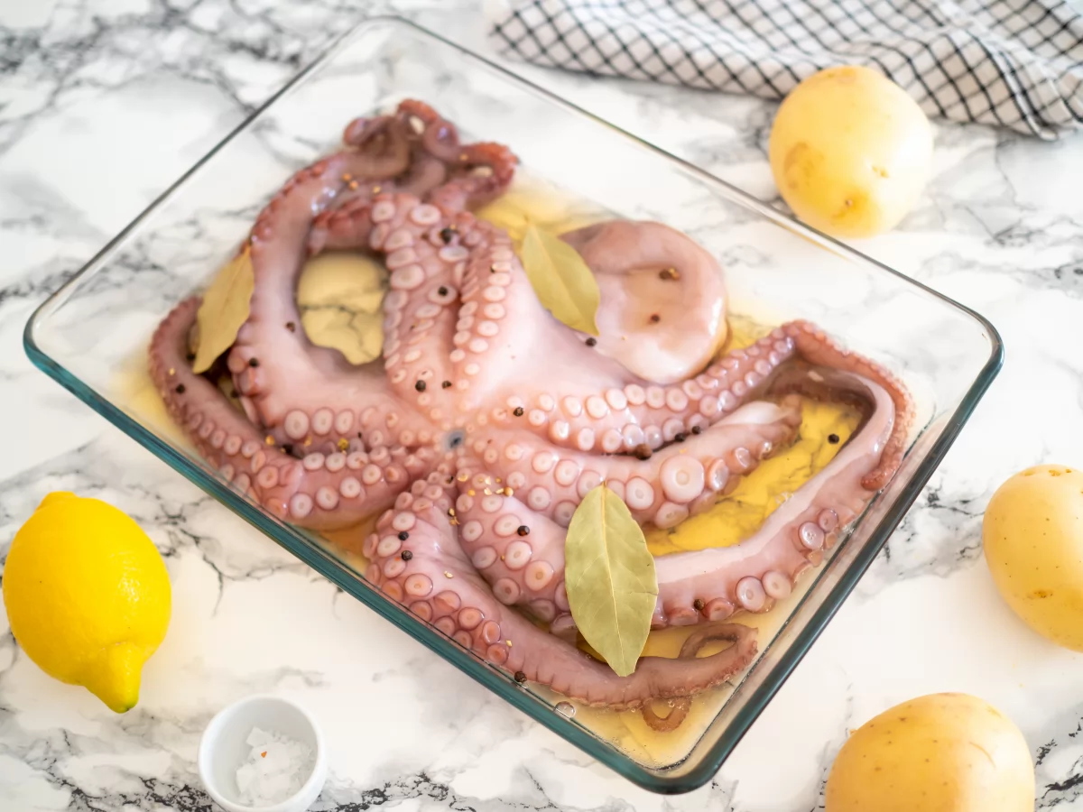 Pulpo al horno con patatas 3 Añadir la cerveza, el vino blanco, el laurel y la pimienta negra para el pulpo al horno con patatas