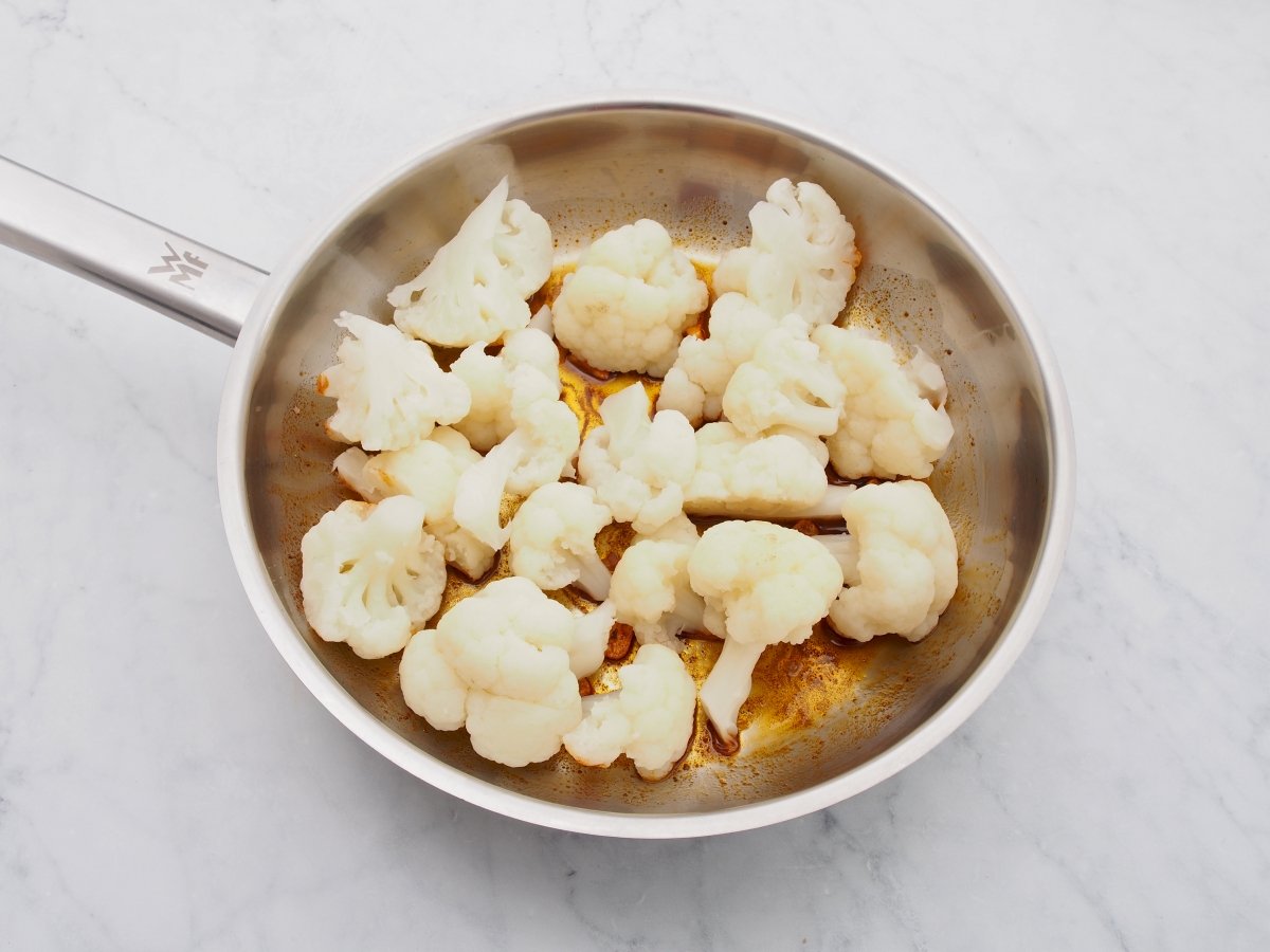 Añadir la coliflor cocida al sofrito de la coliflor rehogada