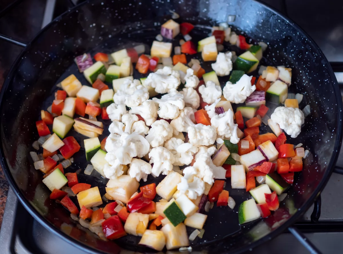 Fideuá de verduras 6 Añadir la coliflor para la fideuá de verduras