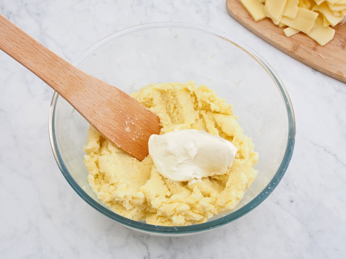 Añadir la crème fraîche al puré de patatas pata el aligot