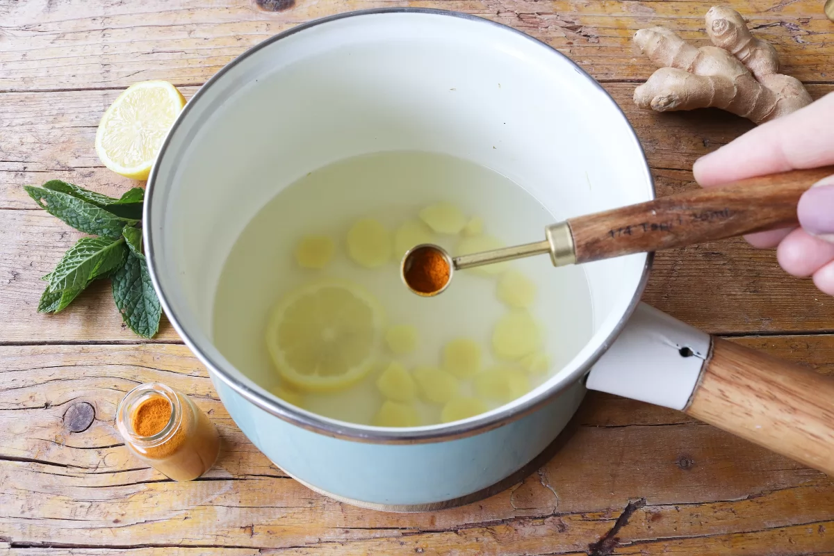 Infusión de jengibre 5 Añadir la cúrcuma a la infusión de jengibre