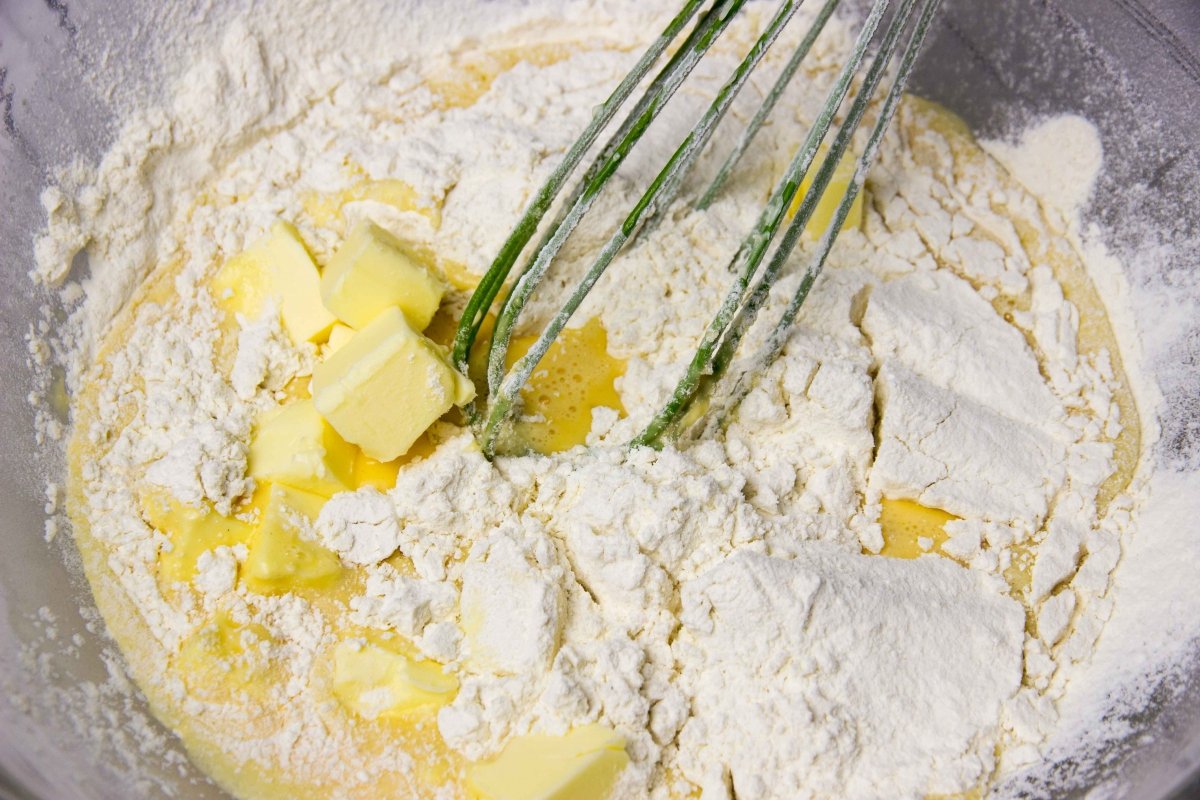 Añadir la harina, la mantequilla y la sal para la masa de babá al ron