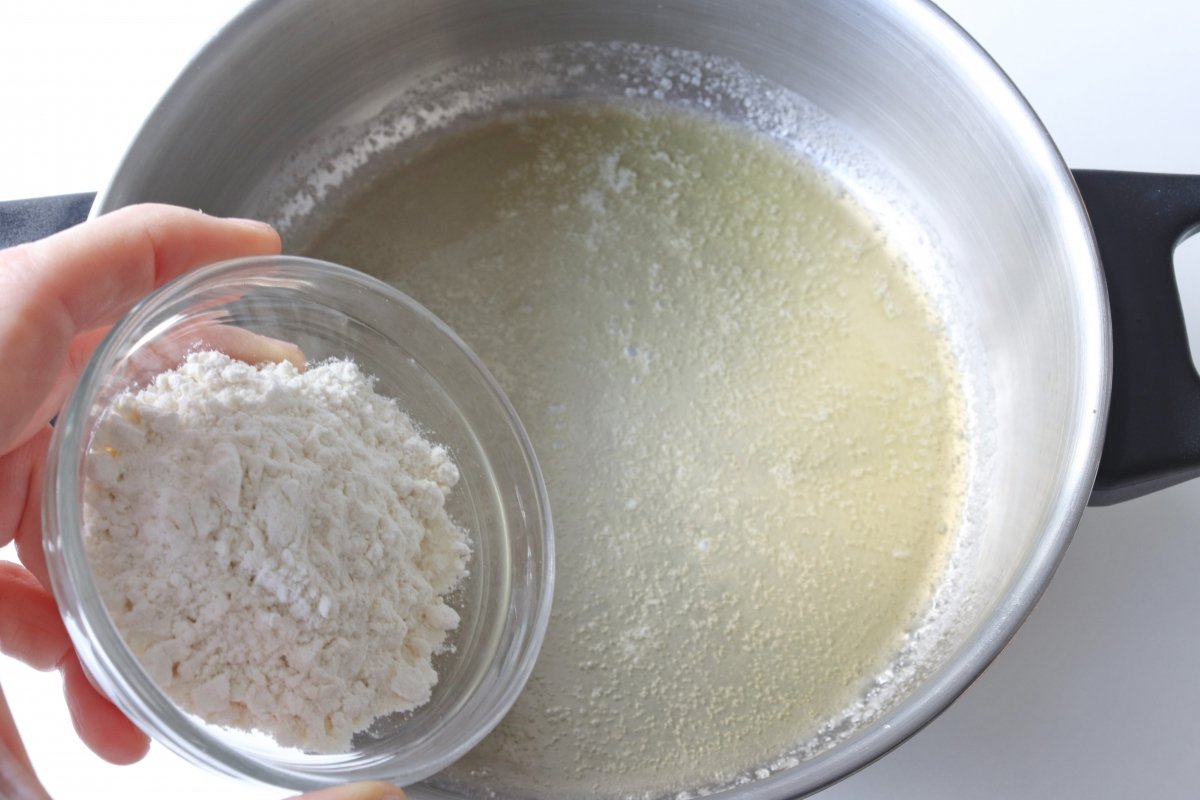 Añadir la harina para hacer el roux de la salsa Mornay