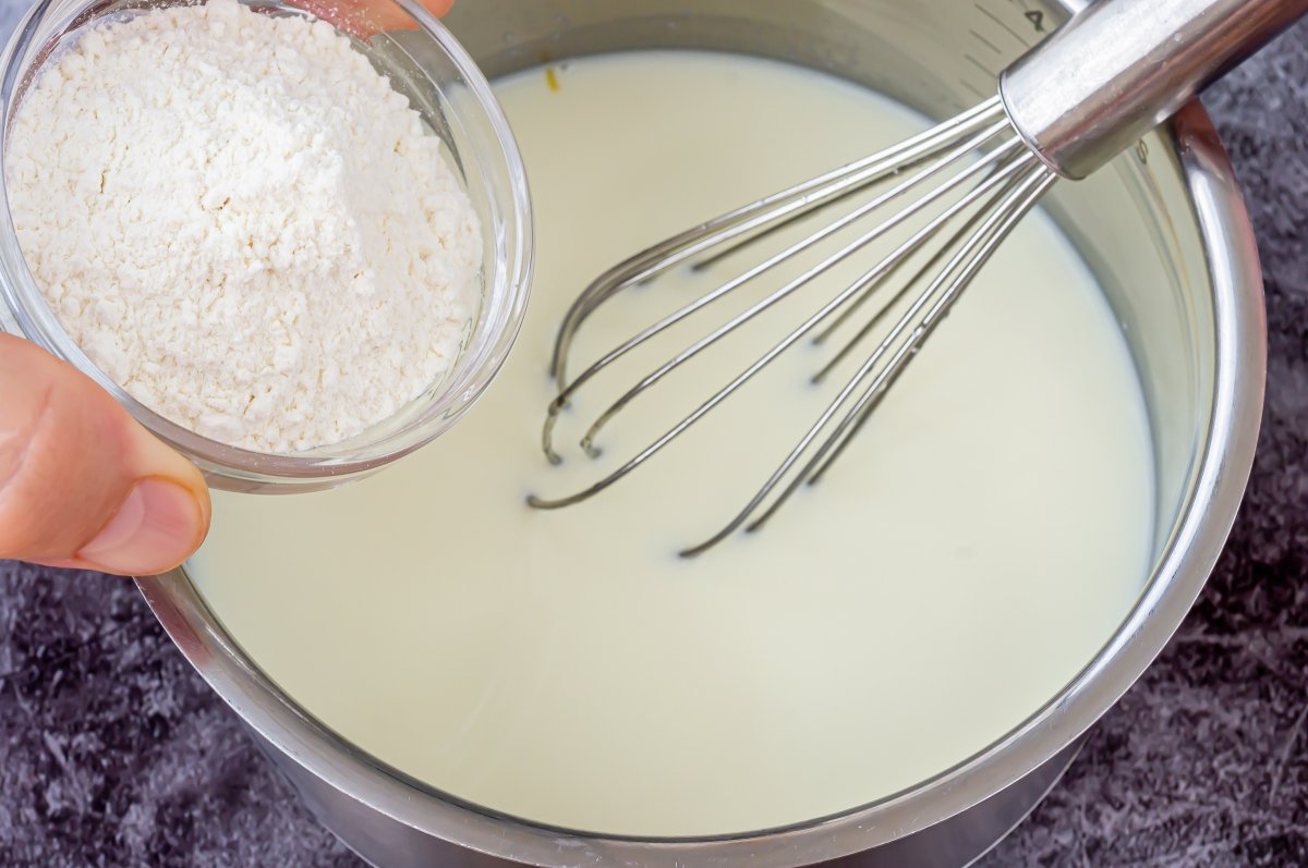 Añadir la harina para la crema de los pasteles de Belém