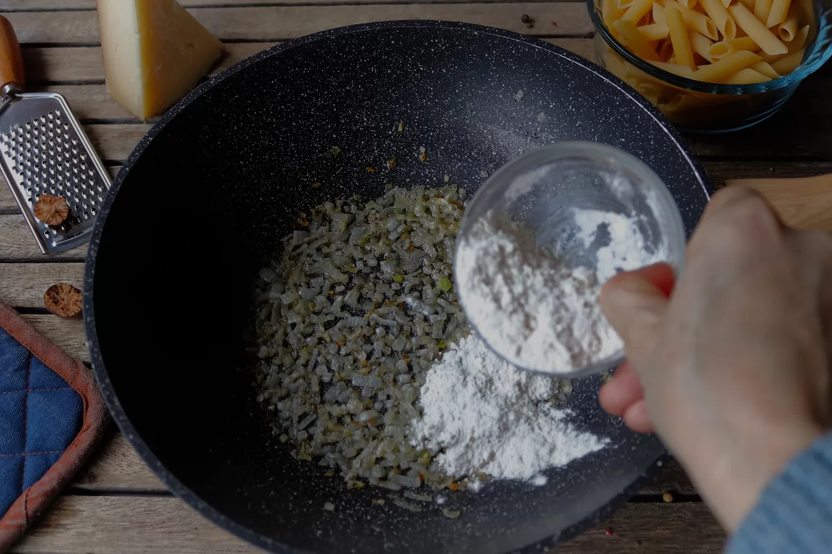 Macarrones con bechamel y jamón cocido 3 añadir la harina para la roux *