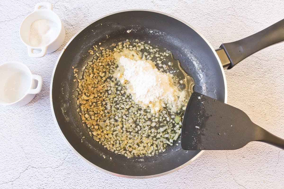 Añadir la harina para los espárragos blancos gratinados