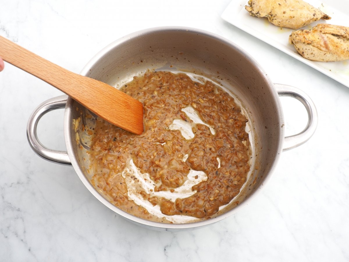 Añadir la harina y el vino al sofrito de la salsa