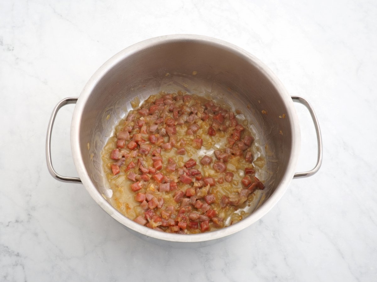 Añadir la harina y el vino blanco al sofrito