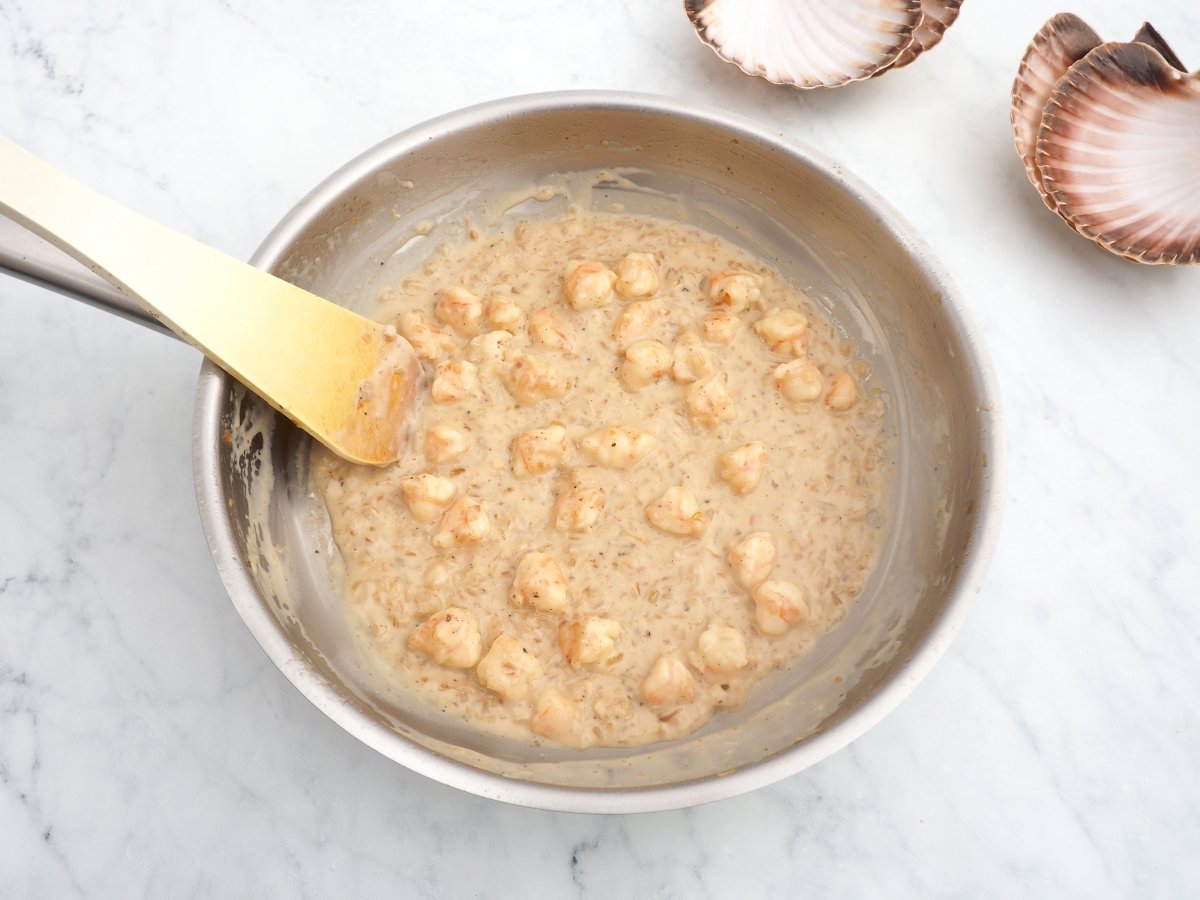 Añadir la harina y la leche para el relleno de las vieiras