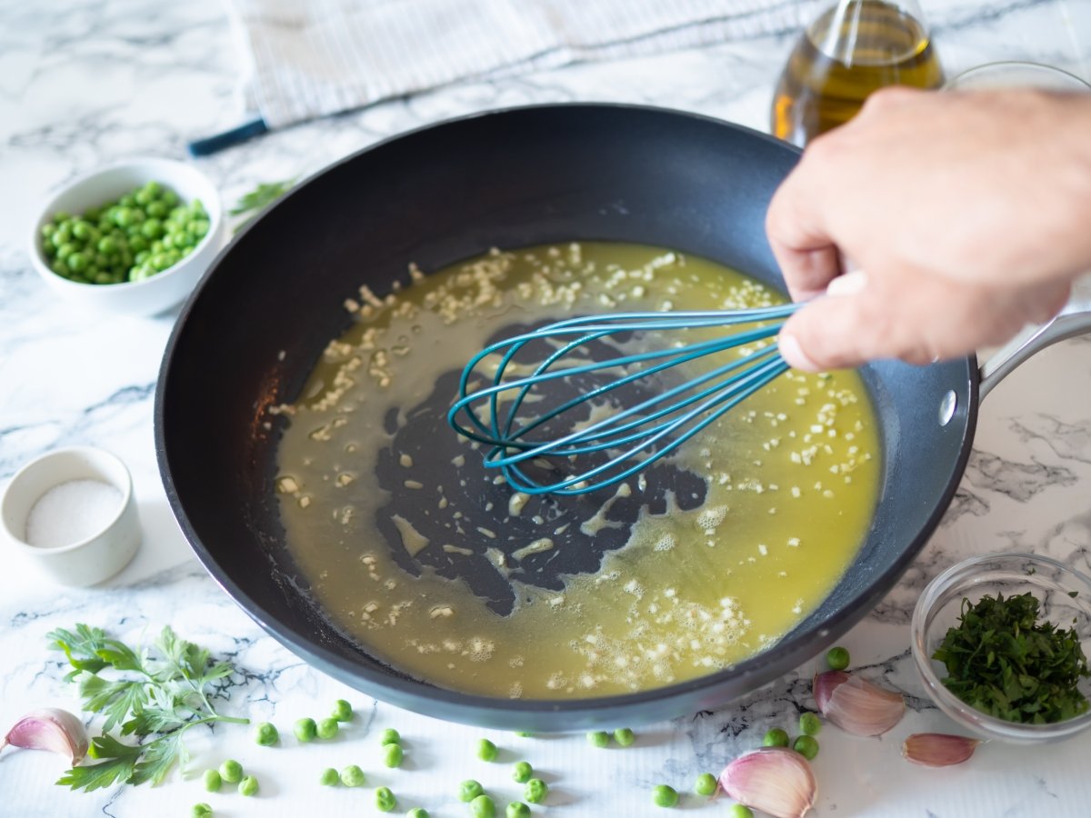 Añadir la harina y remover para la lubina en salsa verde