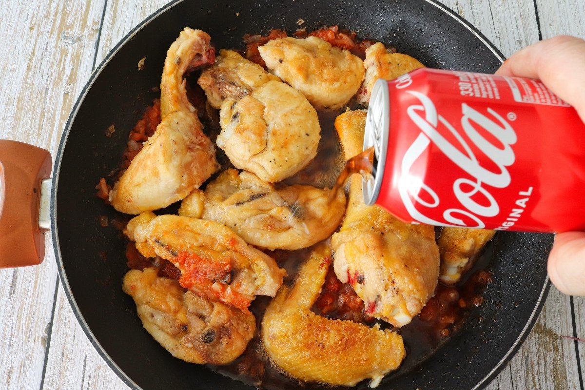 Añadir la lata de coca cola al pollo