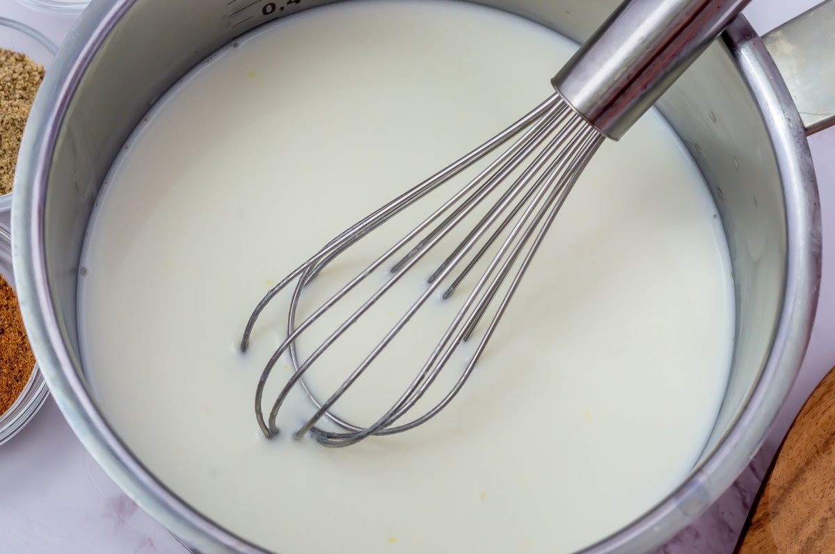Añadir la leche a la bechamel del soufflé de queso