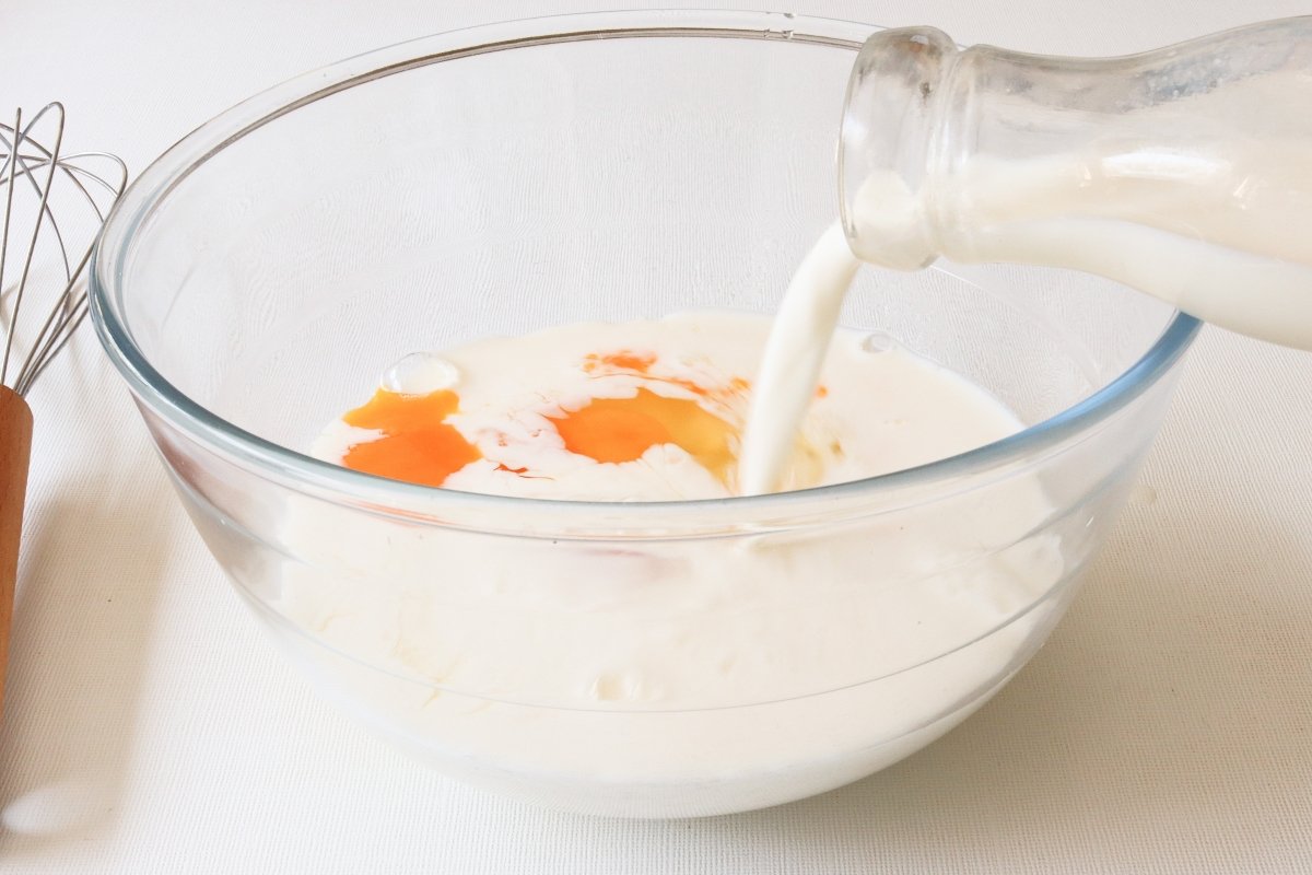 Añadir la leche al pudding de aprovechamiento