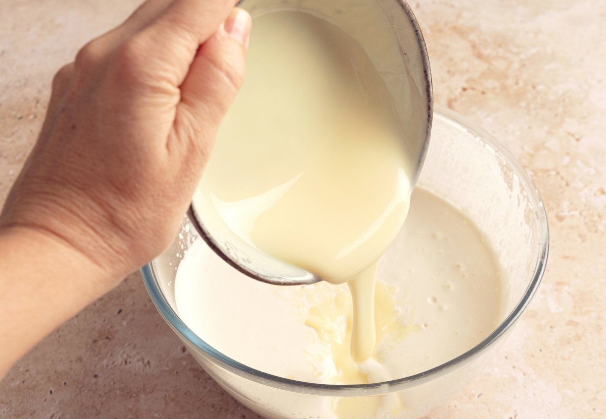 Añadir la leche condensada a la nata semimontada