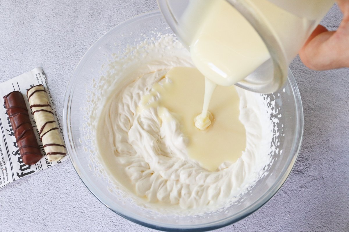 Añadir la leche condensada para el helado de Kinder Bueno