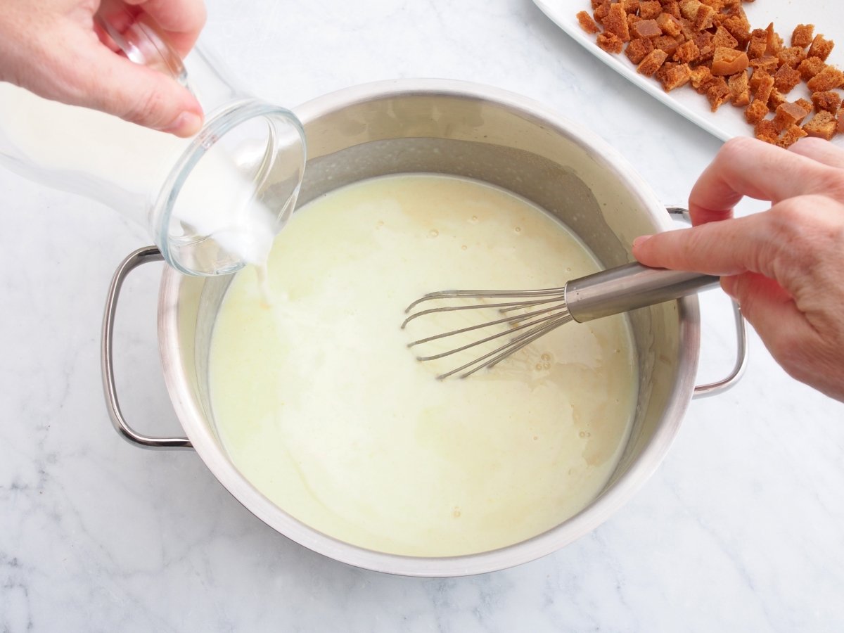 Añadir la leche para cocinar las puches