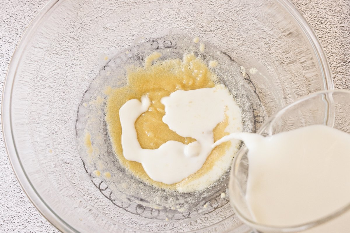 Añadir la leche para la bechamel de los canelones en freidora de aire