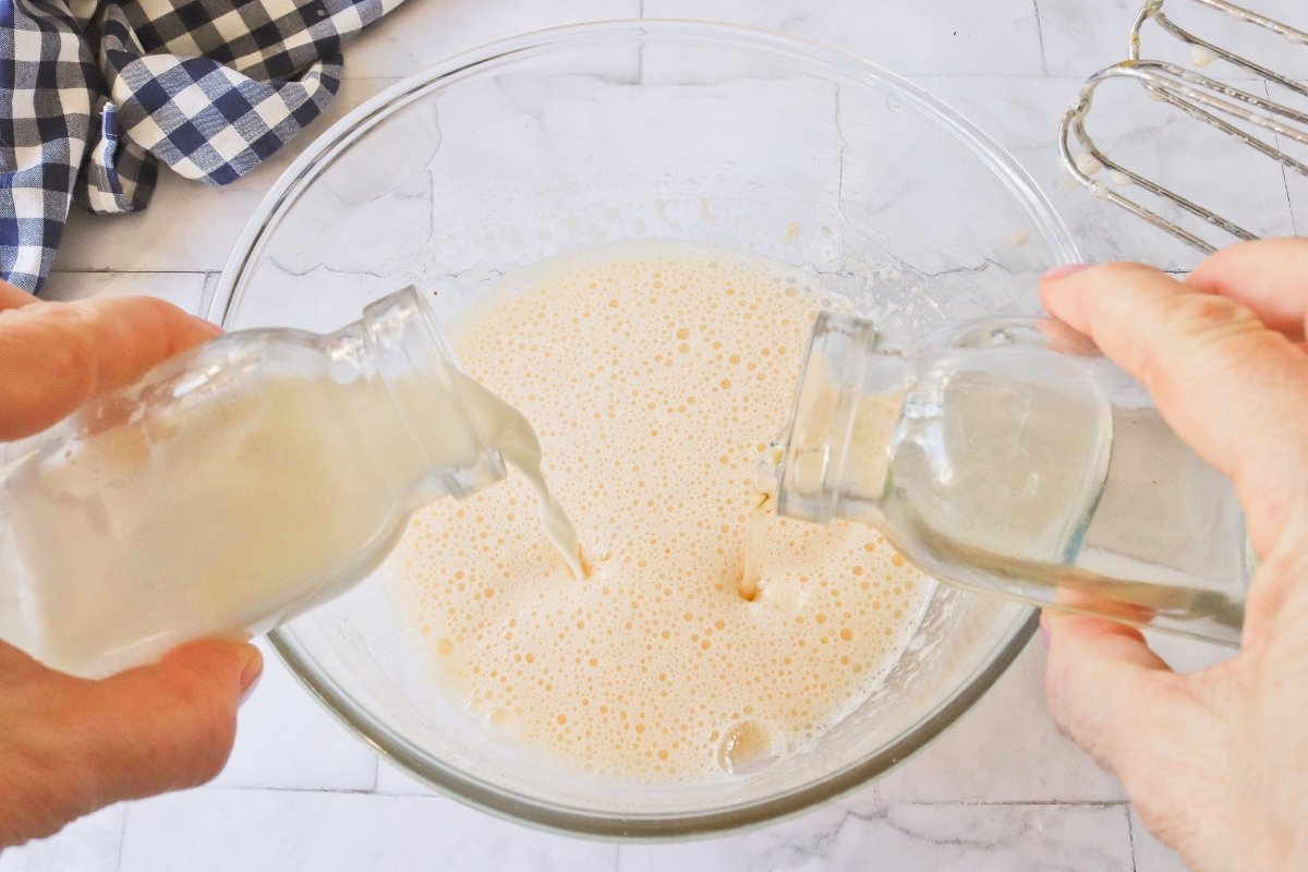 Añadir la leche y el azúcar para la tarta de manzana en freidora de aire