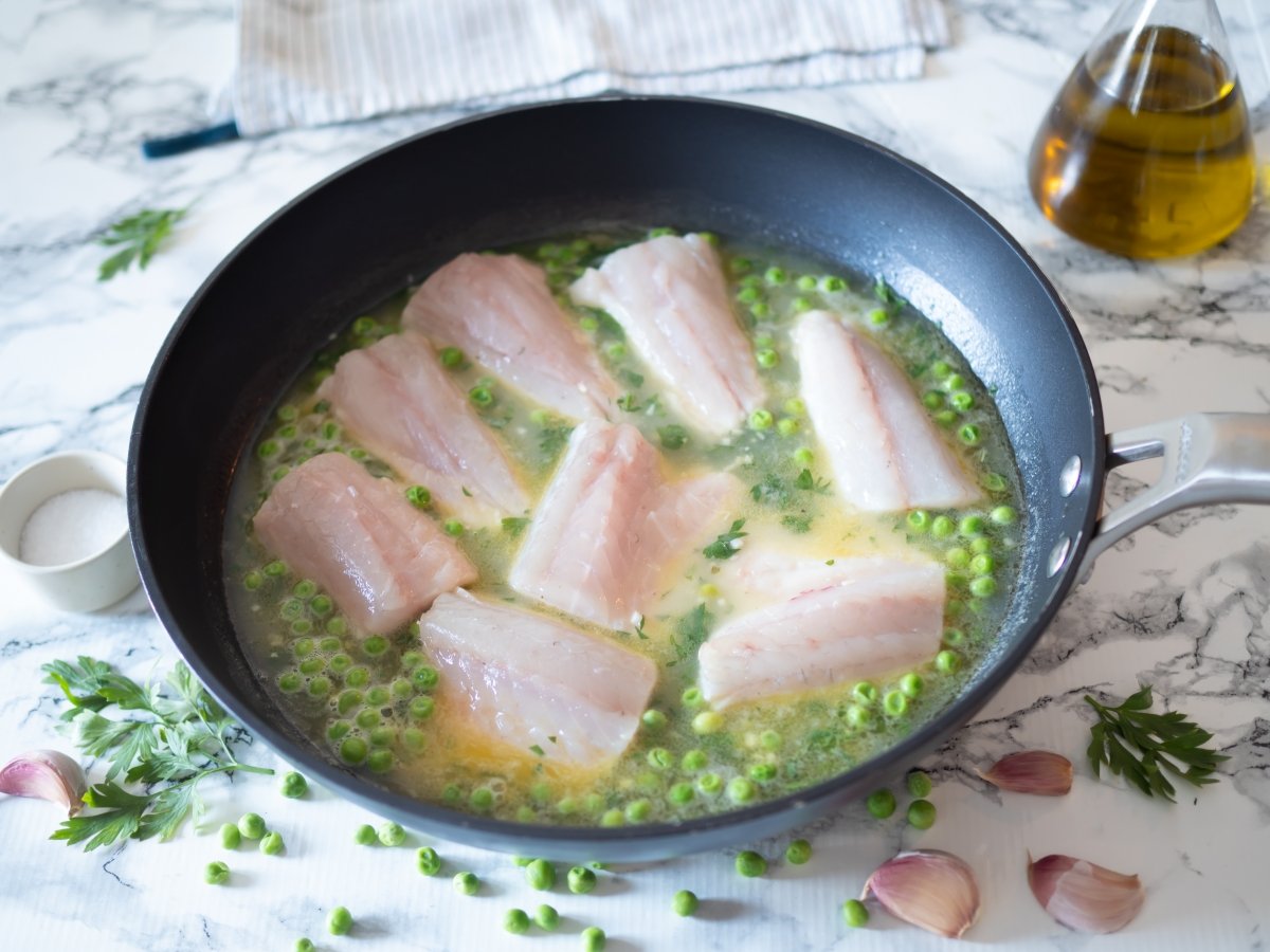 Añadir la lubina para la lubina en salsa verde