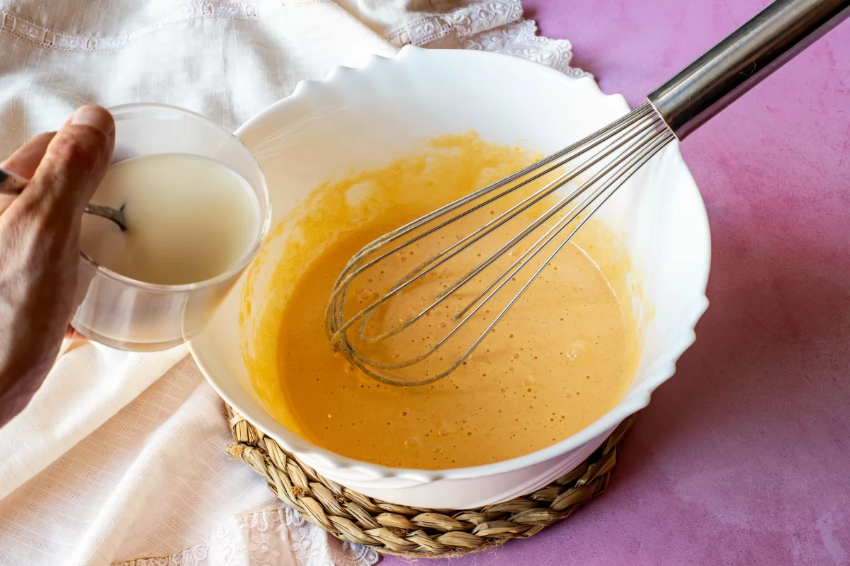 Añadir la maicena disuelta a la mezcla del bol para la crema pastelera de los bartolillos *