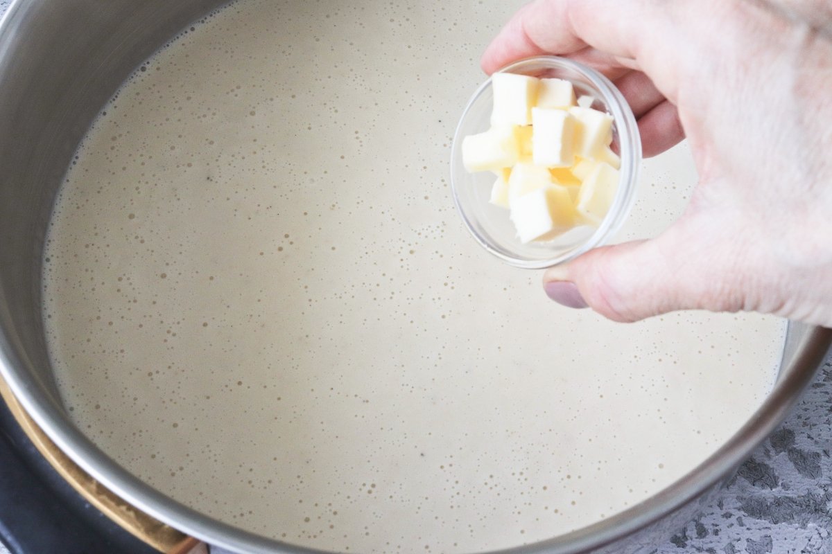 Añadir la mantequilla a la crema de cebolla