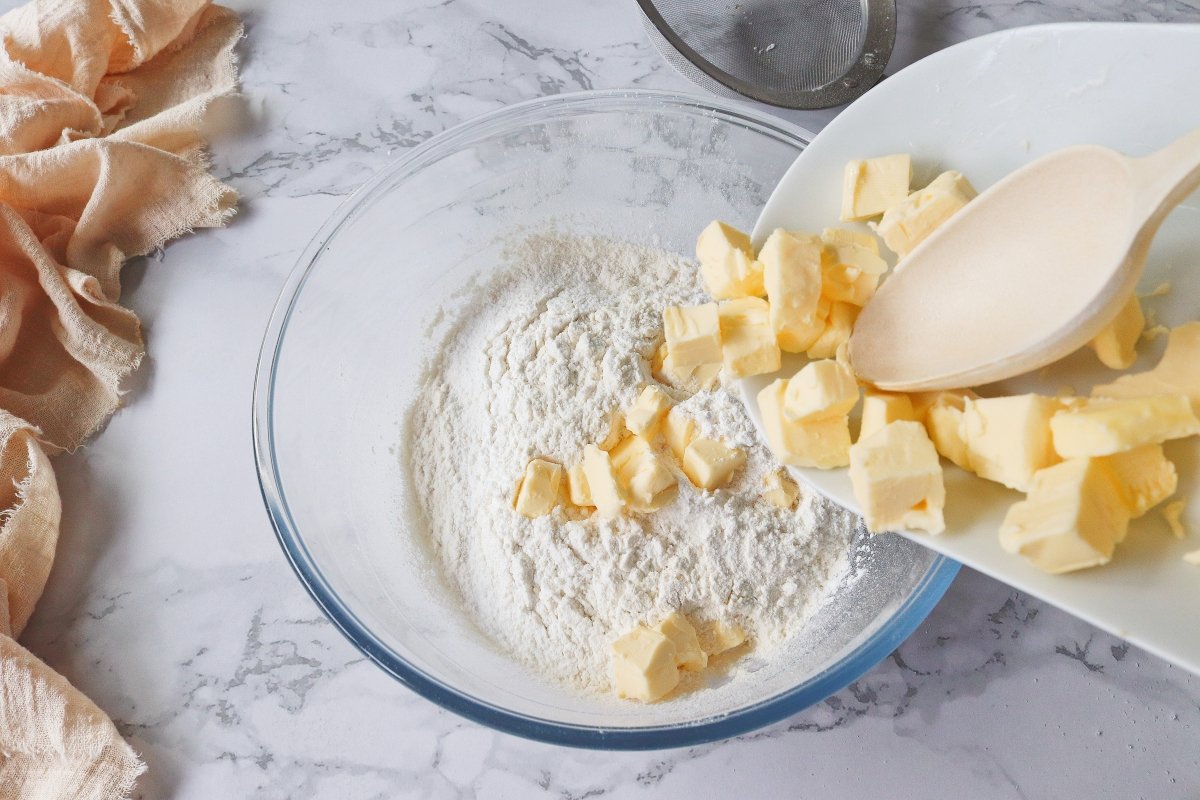 Añadir la mantequilla al pâte sucrée