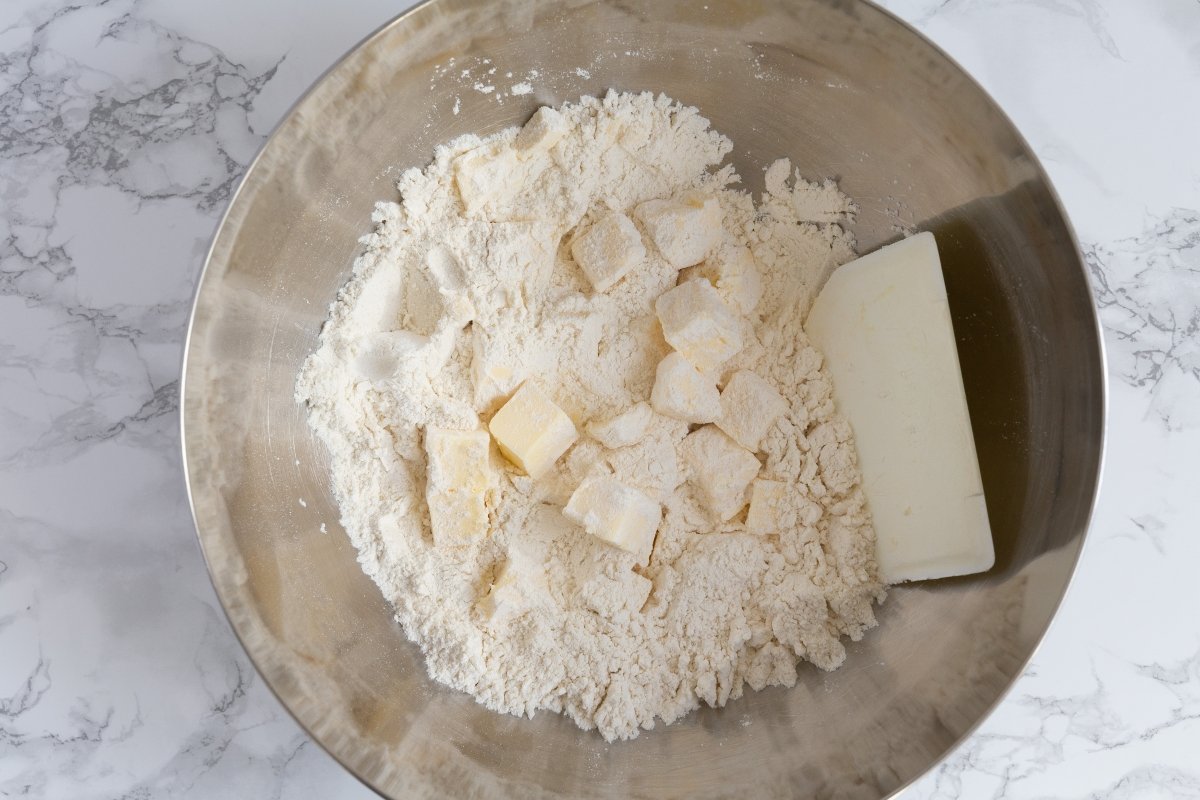 Añadir la mantequilla en cubos a la mezcla