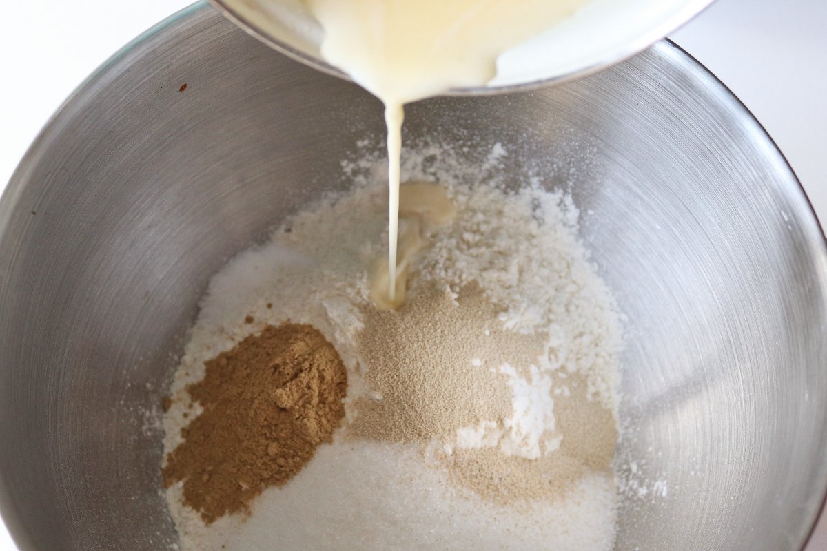 Añadir la mantequilla y la leche a los ingredientes secos de los semlor