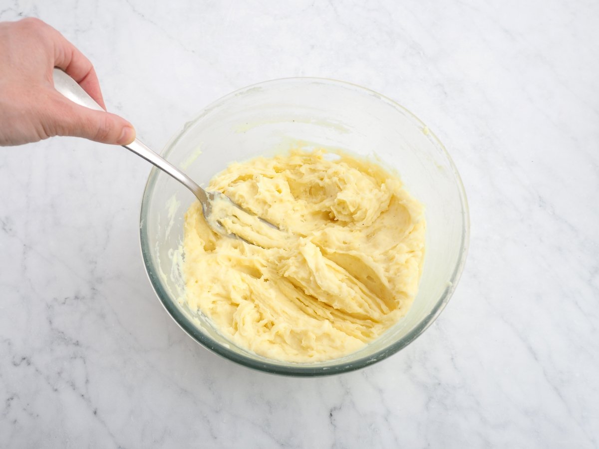 Añadir la mantequilla y la leche al puré