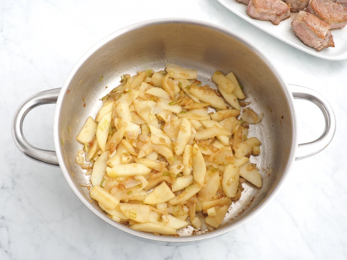 Añadir la manzana al sofrito
