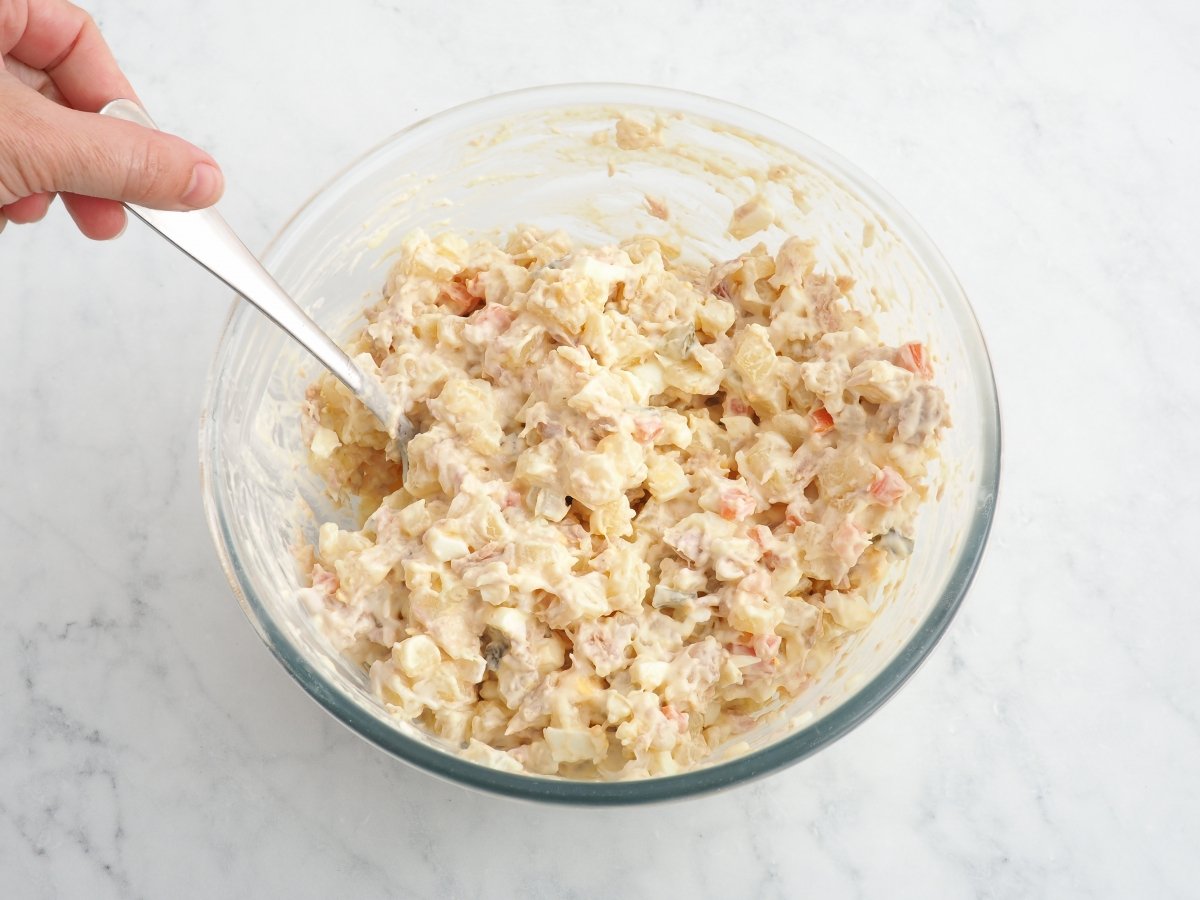 Añadir la mayonesa a la ensaladilla