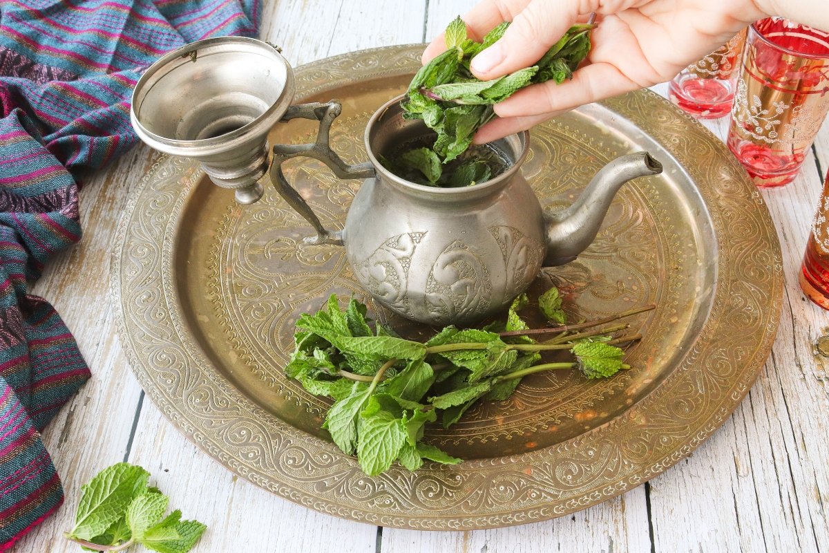 Añadir la menta al té marroquí