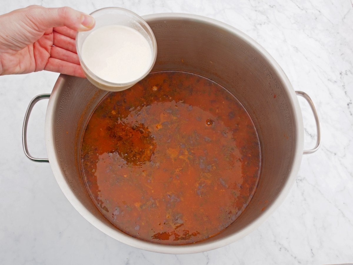 Añadir la mezcla de harina y agua para espesar la harira