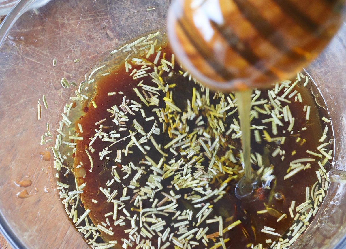 Añadir la miel a la salsa de maceración para las costillas a la miel
