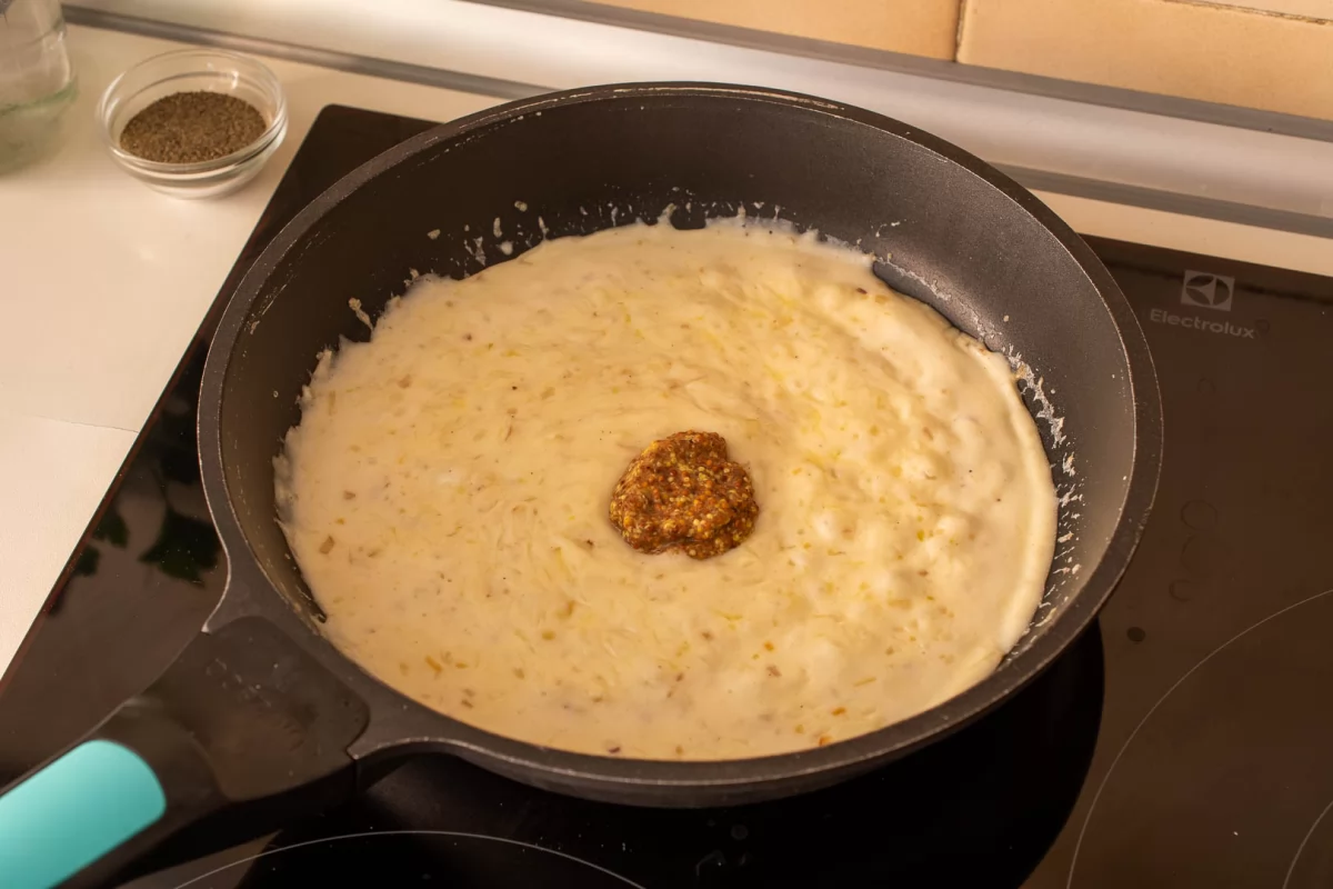 Añadir la mostaza a la salsa de la langosta thermidor